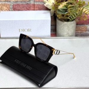 Dior 30 Montaigne Chic Designer Sunglasses for women